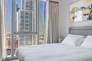 Una cama o camas en una habitación de Knokey Luxury 1BR Apartments - 5 min walk to Burj Khalifa & Dubai Mall & Dubai Fountain