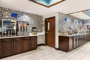 Фоайе или бар в Best Western Medical Center North Inn & Suites Near Six Flags