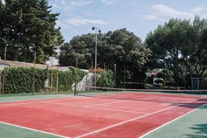 Tenis alebo squash v ubytovaní Prinsotel Mal Pas - Adults Only alebo jeho okolí