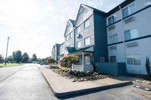 a large building with a street in front of it at MainStay Suites Knoxville Airport in Alcoa