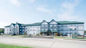 a large building with green roofs on a street at MainStay Suites Knoxville Airport in Alcoa