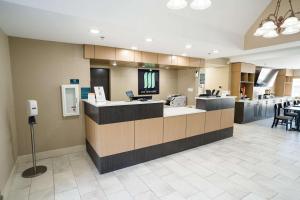 a restaurant with a counter in the middle of a room at MainStay Suites Knoxville Airport in Alcoa