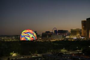 uma grande bola colorida em uma cidade à noite em Las Vegas Marriott em Las Vegas