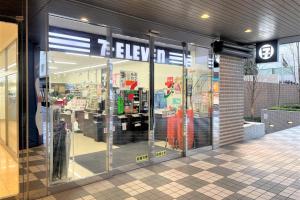 una tienda frente a una tienda con puertas de cristal en Shinagawa Prince Hotel, en Tokio