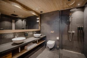 a bathroom with two sinks and a shower at Pellestova Hotell Hafjell in Hafjell