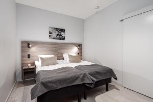 Tempat tidur dalam kamar di Forenom Hotel Arlanda