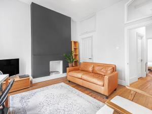 En TV eller et underholdningssystem på Charming and Spacious Apartment in Central Brixton