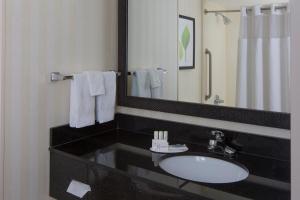 Un baño de Fairfield Inn & Suites by Marriott Orlando Lake Buena Vista