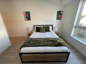 una camera da letto con un grande letto con due finestre di Modern Retreat in Koreatown - Perfect for Your LA Stay! a Los Angeles