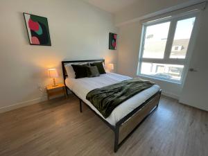 una camera con un letto con una finestra e due lampade di Modern Retreat in Koreatown - Perfect for Your LA Stay! a Los Angeles