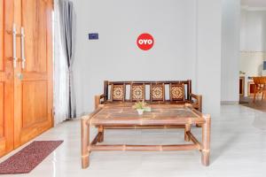 een houten salontafel in de woonkamer bij OYO 94364 Dalinah Homestay in Yogyakarta