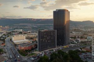 uma vista aérea de uma cidade com um edifício alto em AC Hotel by Marriott Split em Split