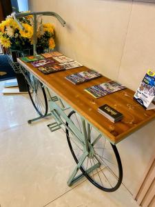 a wooden table with magazines on top of it at Pousada Capua Buzios in Búzios