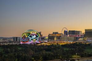 uma grande roda gigante em frente a uma cidade em Las Vegas Marriott em Las Vegas