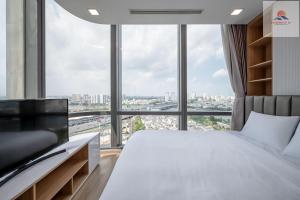 1 dormitorio con cama y ventana grande en Landmark 81 Skyline Residence Suite, en Ho Chi Minh