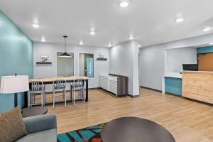 WoodSpring Suites Austin North I-35 주방 또는 간이 주방