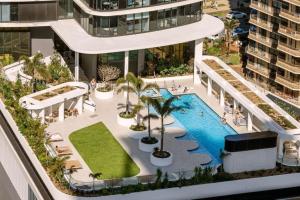 Kolam renang di atau di dekat Surfers Beachside Luxury - Stunning Panoramic View