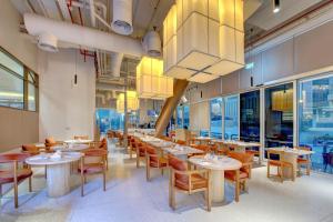 Restaurant o un lloc per menjar a Royal Regency Suites Marina