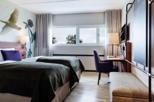 een hotelkamer met 2 bedden en een raam bij Scandic Hvidovre in Hvidovre