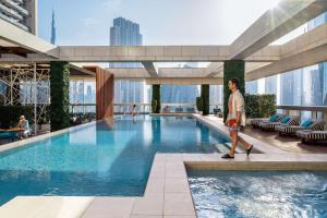 Baseinas apgyvendinimo įstaigoje Waldorf Astoria Dubai International Financial Centre arba netoliese