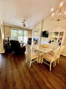 ein Wohnzimmer mit einem Esstisch und Stühlen in der Unterkunft Exquisite 3 bedroom, 3 bath villa - 19E West Hyde Park - Kingston Plantation villa in Myrtle Beach