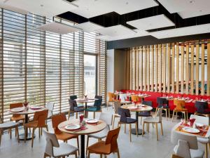 Un restaurante u otro lugar para comer en ibis Jeddah City Center