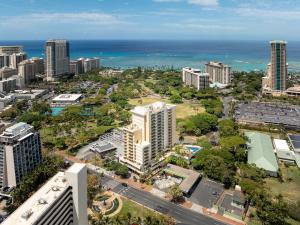 - une vue aérienne sur la ville et l'océan dans l'établissement Luana Waikiki Hotel & Suites, à Honolulu