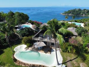 z góry widok na ośrodek z basenem i ocean w obiekcie Château de feuilles & SPA - Praslin island w mieście Baie Sainte Anne