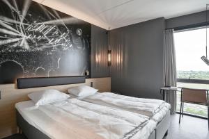 Giường trong phòng chung tại Zleep Hotel Copenhagen Arena