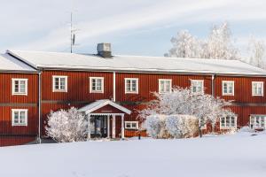 テルベリにあるHotell Villa Långbersの雪の赤い納屋