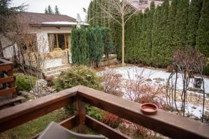 einen Balkon mit Gartenblick in der Unterkunft Villa Ermitage in Buşteni