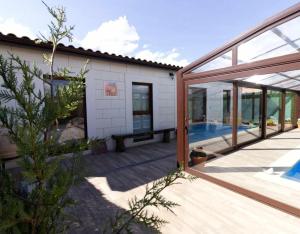 une extension en verre d'une maison avec piscine dans l'établissement La Costana De Barbadillo, à Barbadillo del Mercado