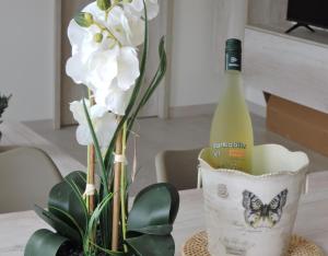 - une bouteille de vin et un vase avec des fleurs dans l'établissement La Costana De Barbadillo, à Barbadillo del Mercado