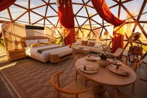 Al Marmoom Oasis "Luxury Glamping & Bedouin Experience" tesisinde bir odada yatak veya yataklar