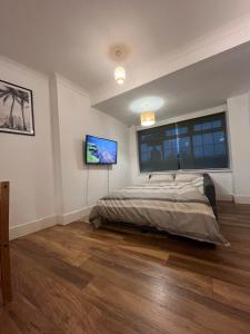 A bed or beds in a room at Bath City Cottage