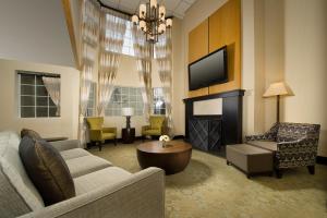 a living room with a couch and a fireplace at Redmond Inn in Redmond