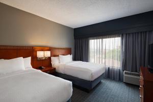 Giường trong phòng chung tại Courtyard by Marriott San Antonio Airport