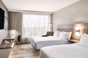 een hotelkamer met 2 bedden en een raam bij AC Hotel by Marriott Bridgewater in Bridgewater