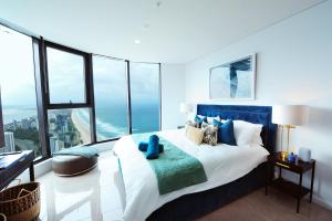 Tempat tidur dalam kamar di Surfers Beachside Luxury - Stunning Panoramic View