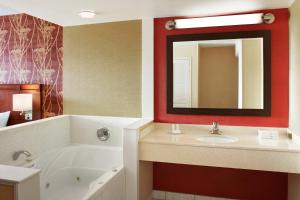 Bathroom sa Courtyard by Marriott Niagara Falls