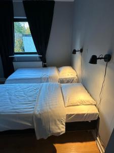 En eller flere senge i et værelse på Hotell Bromma