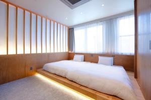 เตียงในห้องที่ YUURO Bath-Living Hotel Ryogoku