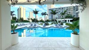 Kolam renang di atau di dekat Surfers Beachside Luxury - Stunning Panoramic View