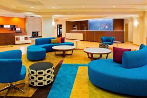 Uma área de estar em Fairfield Inn & Suites by Marriott Orlando Lake Buena Vista in the Marriott Village