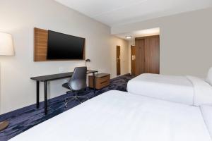 a hotel room with two beds and a desk at Fairfield by Marriott Inn & Suites Knoxville Airport Alcoa in Alcoa