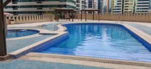 Piscina a Comfort Rooms Dubai o a prop