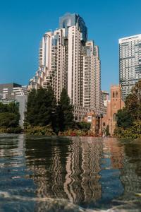 vistas a una ciudad con edificios altos y agua en San Francisco Marriott Marquis Union Square, en San Francisco