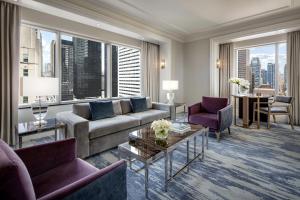 Гостиная зона в The St. Regis Toronto