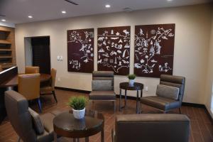 una sala de espera con sillas y una mesa en TownePlace Suites Kansas City At Briarcliff, en Kansas City