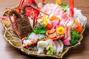 une assiette de nourriture avec des fruits de mer sur une table dans l'établissement PiDDs Family 来宮, à Atami